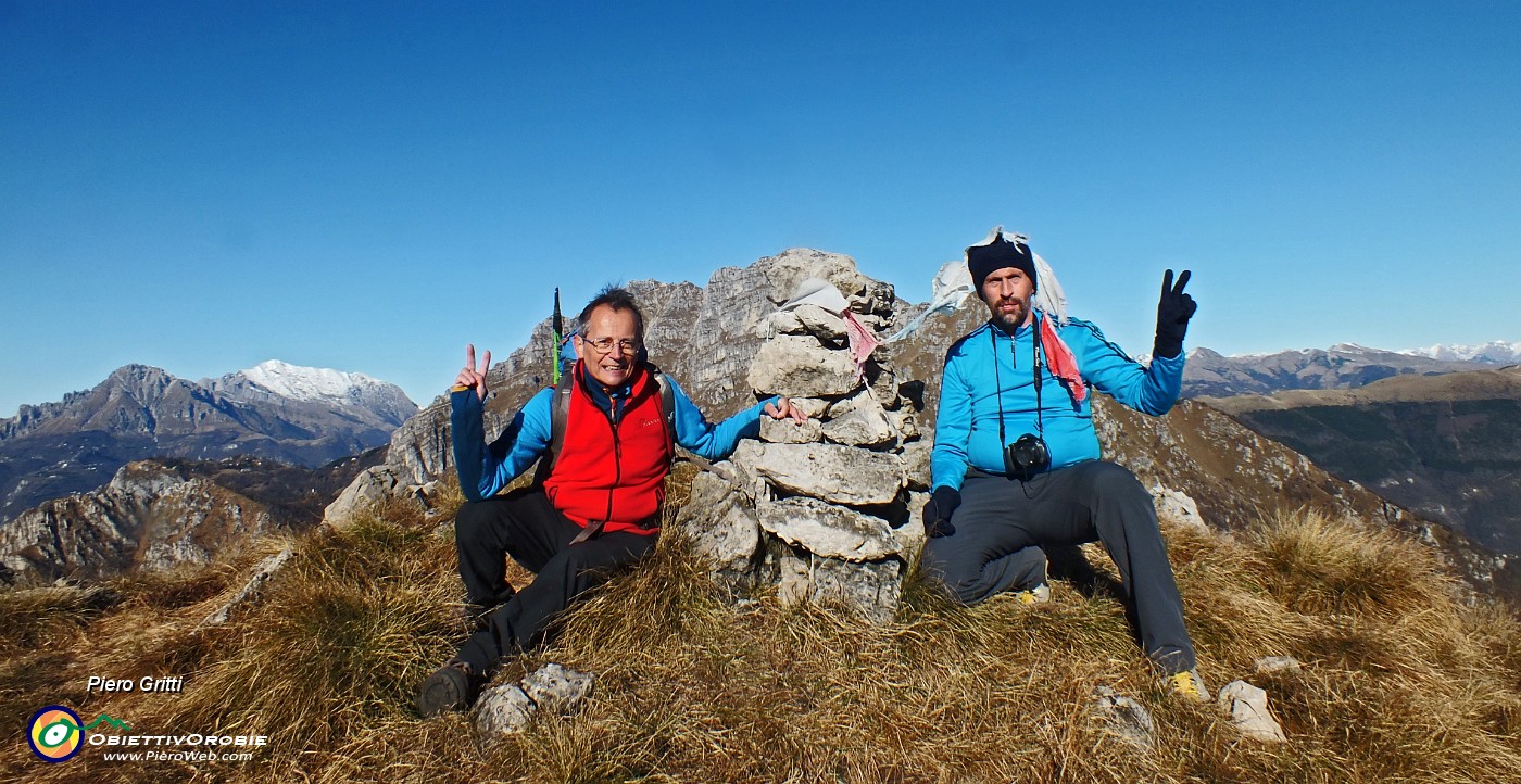 71 In vetta alla Corna Camozzera (1452 m).JPG